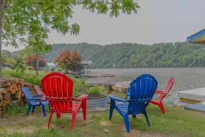 Image de Waterfront retreat with private dock, wraparound deck & stunning lake views.