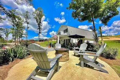 Image de The Perfect Getaway at \"The Rose Cottage\". Hot tub, fire pit, kayaks & lake!