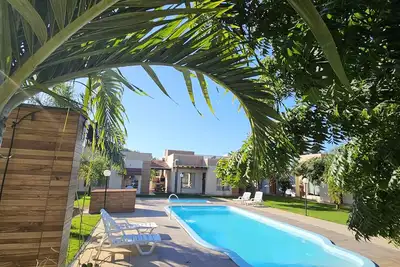 Image de Vila Axé Flat1 Praia de Guaratiba, Prado/Ba 1 bedroom, swimming pool, air, 50m from the beach.
