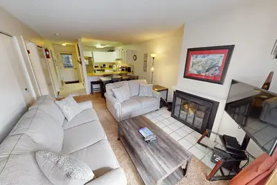 Image de On River Trail! Walk to Dining, Events, Weddings. Hot Tub, Sauna. Near Shops