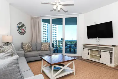 Image de Cute 6th Floor Condo with Private Balcony View of Multiple Pools!