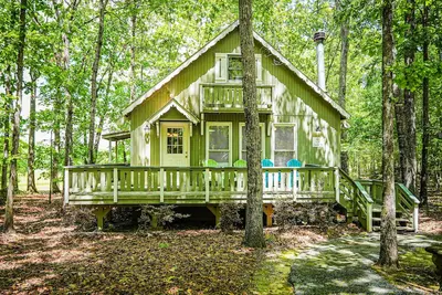 Image de Fur babies welcome in this wooded view chalet!