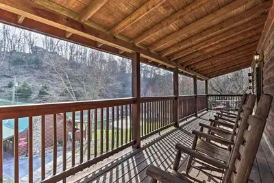 Image de 3 Mi to Dollywood: Hot Tub Hideaway in Smoky Mtns