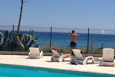 Les pieds dans l'eau, mer et piscine