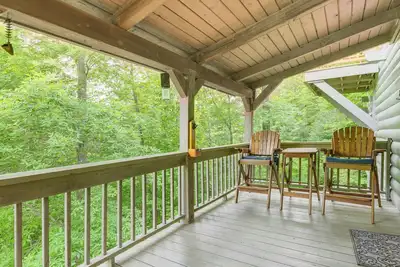 Image de Smoky Mountain Log Cabin Close to Rafting!