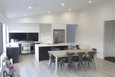 Image de Large Modern Home Close to Beach and Golf Course