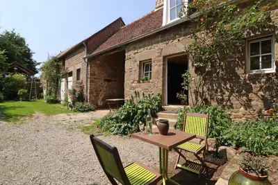 Image de Maison historique du 15ème siècle avec jardin à La Carneille