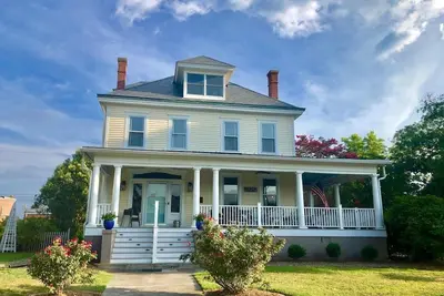 Image de Family Retreat steps to Beach/Grill, Patio & Golf Cart option