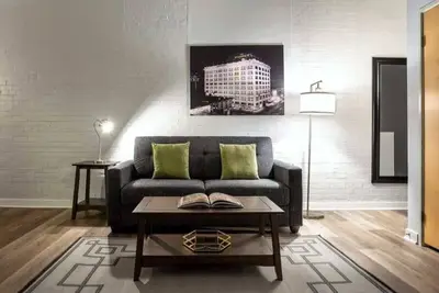 Image de Contemporary 2br 2ba Apartment by CozySuites