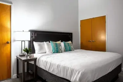 Image de 2br 2ba CozySuites in the heart of Indianapolis