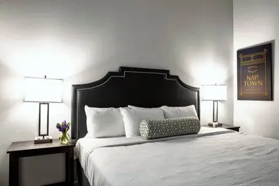 Image de Bold 2br 2ba In The Block Apartment by CozySuites