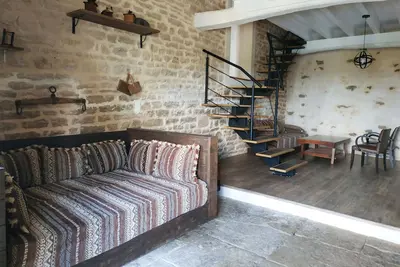 Gîte Terra loft, verger-potager, poulailler, vue sur la vallée, route des vins.