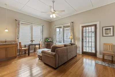 Image de Cute Plantation Cottage; Walk into Wailuku Town; Central Location!