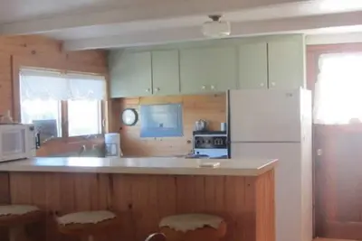 Image de Two Bedroom Cottage With Open Concept Leading To Large Patio And Screened Porch.