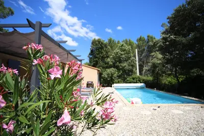 Image de Villa de plain-pied avec jardin et piscine privée