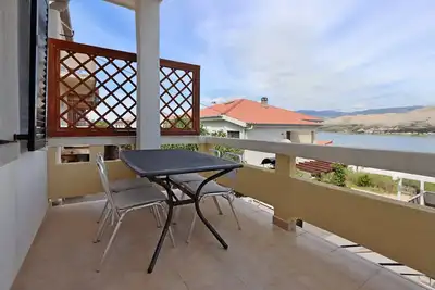 Appartement de deux chambres avec la terrasse et la vue sur le mer Pag (A-18345-b)