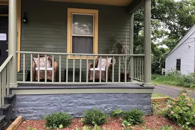Image de Lovely 2 queen size bedroom apt one block from Rough Draft and Uptown Kingston