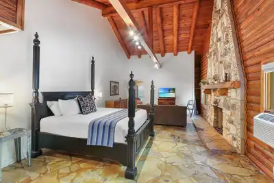 Image de Resort Suite Across the Street from Market Days - Sleeps 4!