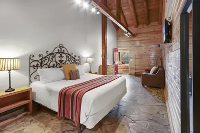 Image de Hotel Style Suite with Resort Pool, Fire Pit, and Grill