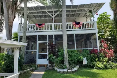 Image de Beautiful waterfront vacation home with canal access to Lake Okeechobee