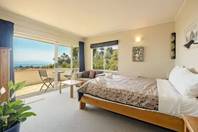 Image de Tahuna Views - Sweeping Bay Views with a Spa Pool. Easy Walk to the Beach!
