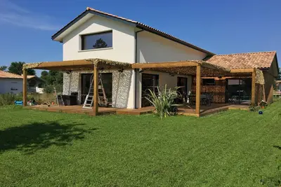Image de Large House Very Close To Lake Sanguinet