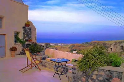 Véritable maison troglodyte de Santorin, loin des foules