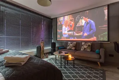 Image de Cosy Studio Apt with AirCon and Balcony. Projector with huge screen. City Center