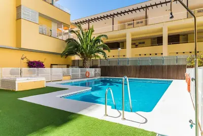 Joli appartement pour 5 personnes avec Wifi, climatisation, piscine, Tv, balcon et parking