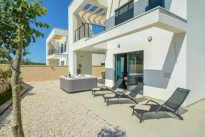 Image de Maison de vacances privée avec climatisation, bain à remous, Wifi, Tv, terrasse, parking
