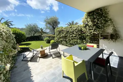 Image de Ampio monolocale con rigoglioso giardino e box auto