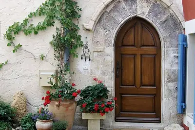 Image de Maison en Provence, typique dans le vieux Sablet, jardin, entièrement rénovée.