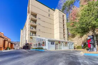 Gatlinburg Towers Condo Unit 501 - Great Location! Close to Town!