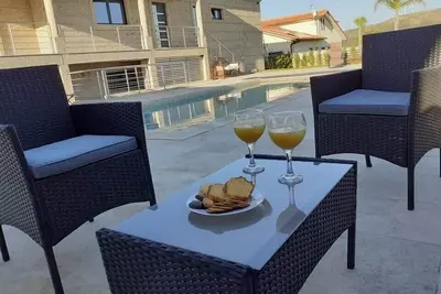 Image de Maison situé dans un lieu calme, avec 3 chambre, une piscine privatif…