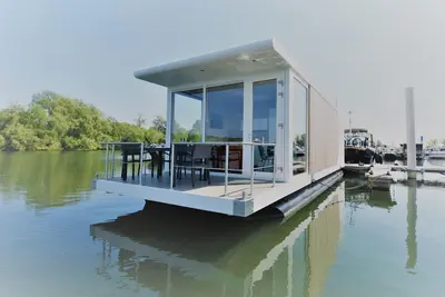 Image de Luxury houseboat with panoramic view. Beautiful location and close to the city of Maastricht.