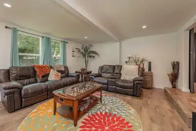 Image de Greystone Home -Excellent location Updated Style!