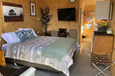 Image de Self contained unit. By the beach and golf course only 2. 2 kms to town centre