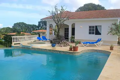 Image de Chica-friendly private villa steps from beach, clubs, restaurants, shops, bars!