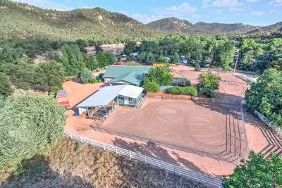 Image de Mt Views: Guesthouse w/2 Horse Stalls + Turnout, Sleeps 4, Tack Room, Trails, Riding Ring