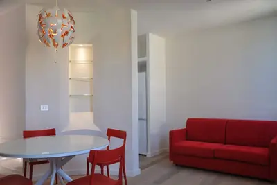Image de Petite maison individuelle dans un espace vert panoramique près du centre hist. .