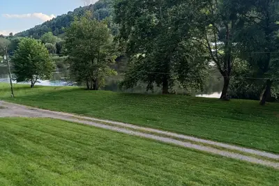 Image de 3 Story House on New River