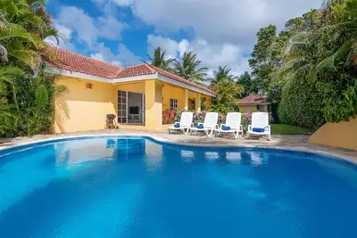 Image de 4bd guest-friendly villa, private pool, sports courts, near clubs, beach & shops