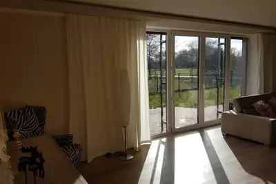 Image de Appartement avec une grande terrasse, grande cuisine et fauteuil roulant