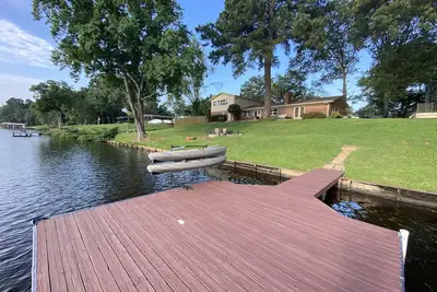 Image de Escape to the Lake for a Hidden Gem. Magnificent lake side setting.