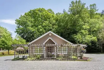 Image de Charming Cottage at Willow Creek Falls & Vineyard in Blue Ridge, Ga