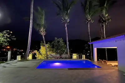 Image de King Ranch villas - hilltop cabin with 22 person jacuzzi