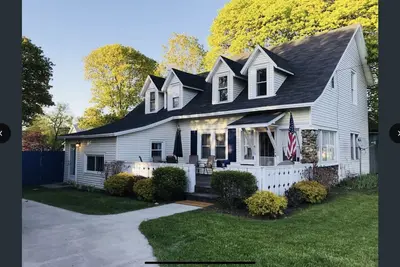 Image de Charlevoix 1882 Historic Farmhouse / Pontoon Rental / 5 Br / Driveway / Sleep 12