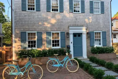 Image de Charming, Brand New Home in Town