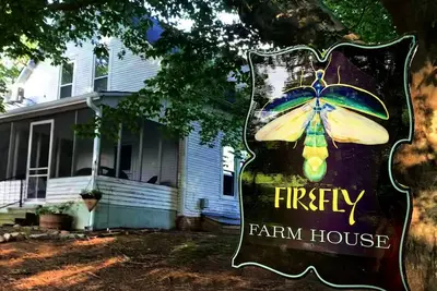 Image de Firefly Farmhouse In Nostalgic Pastoral Setting