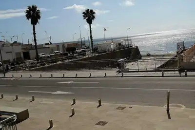 Image de Apartment with large terrace by the sea, next to the beach